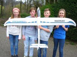 Segelflugmodell mit Schülern (5)